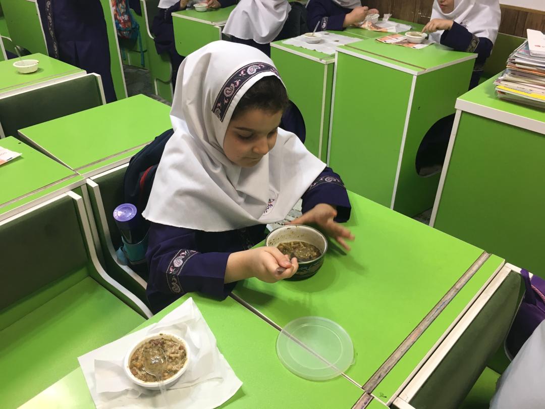کنفرانس هلیا رسولی در مورد فواید مواد غذایی و پذیرایی از دوستانش